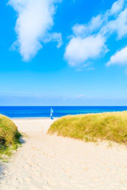 Almanya 'nın Sylt Adası' ndaki Kampen plajına giden yol