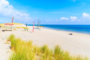 SYLT ADASI, ALMANY - 6 SEP 2016: Liste plajındaki kumsal ve çimen tepeleri, Sylt Adası, Almanya.