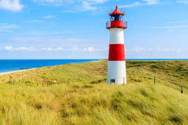 Kum tepeciklerindeki Ellenbogen deniz feneri ve Almanya 'nın Sylt Adası' nın kuzey kıyısındaki sahil manzarası