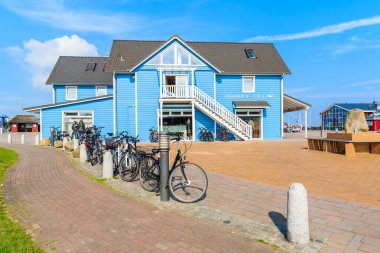 SYLT ADASI, GERMANY - SEP 6, 2016: Almanya 'nın Sylt adasının kuzey kıyısındaki List limanında bulunan tipik mavi bina.