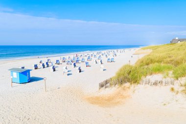 Kampen, Sylt Adası, Almanya 'da sandalyeli beyaz kumsal