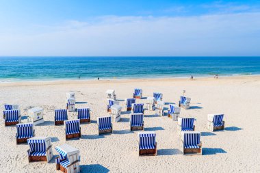Kuzey Denizi kıyısındaki Kampen köyündeki kumlu plajda sandalyeler, Sylt Adası, Almanya