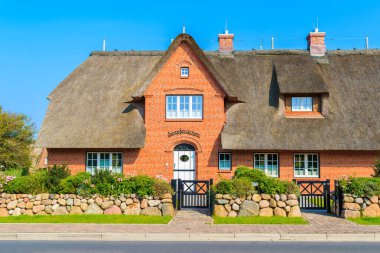 SYLT ADASI, GERMANY - 7 SEP 2016: Almanya 'nın Sylt Adası' ndaki Kampen köyünde sazdan çatılı tipik kırmızı tuğla ev.