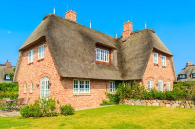 Almanya 'nın Sylt adasındaki Kampen köyünde saman çatılı tipik Frizya kırmızı tuğla evi.
