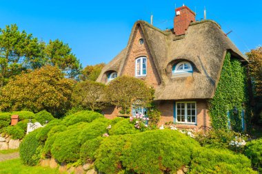 Almanya 'nın Sylt adasındaki Kampen köyünde saman çatılı tipik Frizya evi.