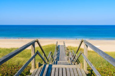 Kum tepeciğinden güzel Westerland sahiline tahta adımlar, Sylt Adası, Almanya