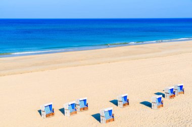 Westerland plajındaki hasır sandalyeler, Sylt Adası, Almanya