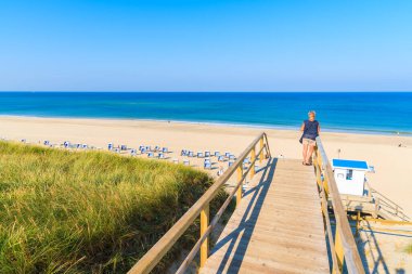 Kum tepeciğinden güzel Westerland sahiline tahta adımlar, Sylt Adası, Almanya