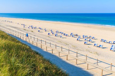 Almanya 'nın Sylt Adası' ndaki Westerland plajı boyunca sahil yürüyüşü.