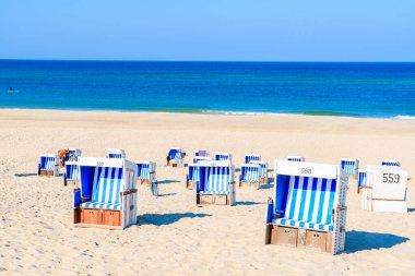 Westerland plajındaki hasır sandalyeler, Sylt Adası, Almanya