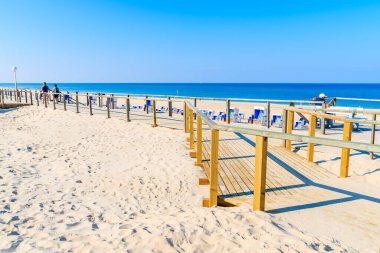 Almanya 'nın Sylt Adası' ndaki Westerland plajı boyunca sahil yürüyüşü.