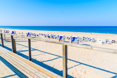 Almanya 'nın Sylt Adası' ndaki Westerland plajı boyunca sahil yürüyüşü.