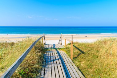 Kum tepeciğinden güzel Westerland sahiline tahta adımlar, Sylt Adası, Almanya