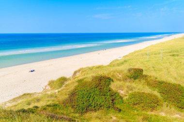 Almanya 'nın Rantum köyü yakınlarındaki Suriye adasının güney sahilindeki beyaz kumsal ve deniz manzarası