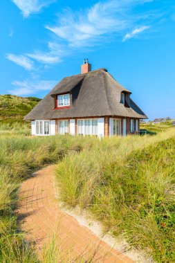 Almanya 'nın Sylt adasının güney kıyısındaki Hornum köyündeki tipik Frizya evi.