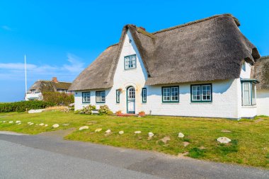 Almanya 'nın Sylt adasının güney kıyısındaki Hornum köyündeki tipik Frizya evi.