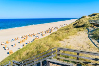 Almanya 'nın Sylt Adası' ndaki Kampen plajının beyaz kum manzarası