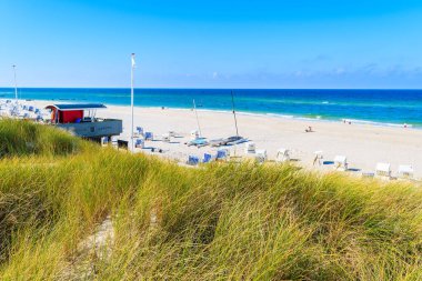 SYLT Adaları, Almanya - 9 SEP 2016: Sylt Adası 'ndaki beyaz kum Kampen plajı manzarası.