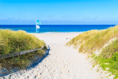 Almanya 'nın Sylt adasındaki Kampen köyündeki kumlu plaja giriş..