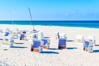 Kuzey Denizi kıyısındaki Kampen köyündeki kumlu plajda sandalyeler, Sylt Adası, Almanya