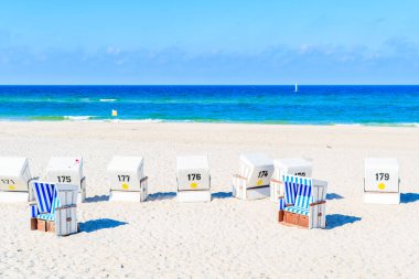 Kuzey Denizi kıyısındaki Kampen köyündeki kumlu plajda sandalyeler, Sylt Adası, Almanya