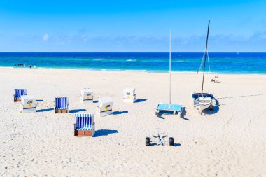 Kuzey Denizi kıyısındaki Kampen köyündeki kumlu plajda sandalyeler, Sylt Adası, Almanya