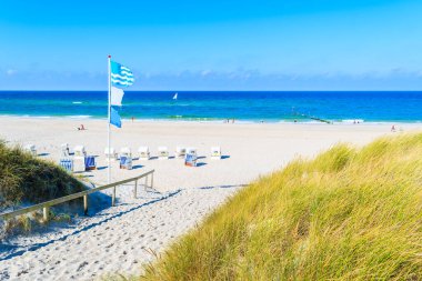 Almanya 'nın Sylt adasındaki Kampen köyündeki kumlu plaja giriş.