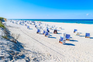 Kuzey Denizi kıyısındaki Kampen köyündeki kumlu plajda sandalyeler, Sylt Adası, Almanya