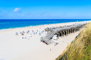 Almanya 'nın Sylt Adası kıyısındaki kayalıklardan Kampen sahilinin beyaz kumlu görüntüsü