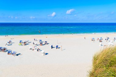 Almanya 'nın Sylt Adası kıyısındaki kayalıklardan Kampen sahilinin beyaz kumlu görüntüsü
