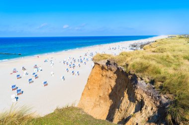 Almanya 'nın Sylt Adası kıyısındaki kayalıklardan Kampen sahilinin beyaz kumlu görüntüsü