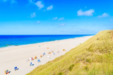 Kampen sahiline bakan çimen tepeciği, Sylt Adası, Almanya