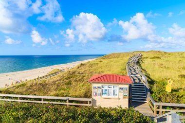 SYLT ADASI, ALMANY - 10 SEP 2016: Wenningstedt köyü kıyısındaki ahşap yürüyüş yolu, Sylt Adası, Almanya.