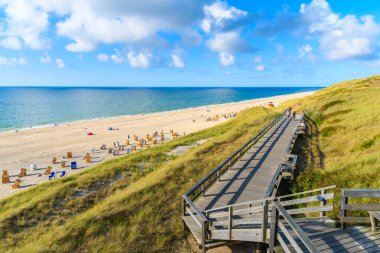 Wenningstedt, Sylt Adası, Almanya 'daki kumlu plaja giden ahşap yol.