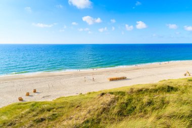 Almanya 'nın Sylt Adası' ndaki Wenningstedt kıyı köyündeki beyaz kumsal ve deniz manzarası