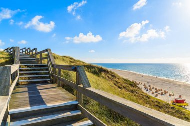 Almanya 'nın Sylt Adası' ndaki Wenningstedt köyü kıyısındaki tahta yol.