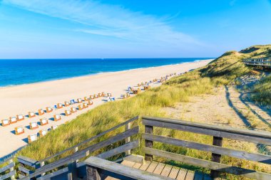 Wenningstedt, Sylt Adası, Almanya 'daki kumlu plaja giden adımlar.