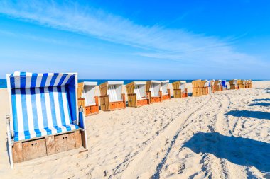 Wenningstedt köyündeki kumlu plajda hasır sandalyeler, Sylt Adası, Almanya