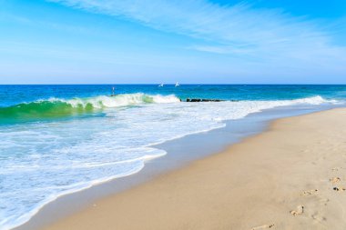 Almanya 'nın Sylt Adası yakınlarındaki Kampen köyünde beyaz kumsalda deniz dalgaları.