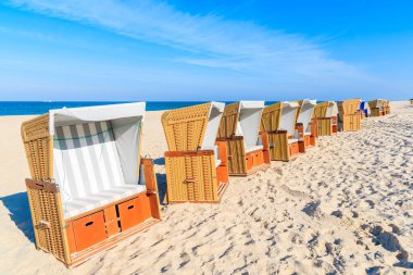 Plaj sandalyeleri sabah vakti kumların üzerinde, Sylt Adası, Almanya