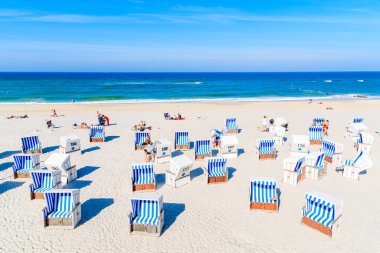 KAMPEN BEACH, SYLT ISLAND - 10 SEP 2016: Almanya 'nın Sylt Adası' ndaki Kampen köyündeki kumlu kumsalda güneşlenen ve hasır sandalyeler.
