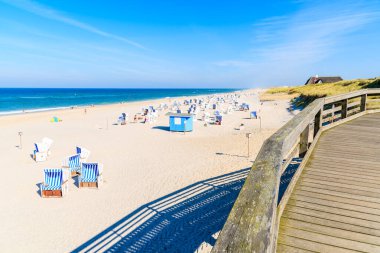 Almanya 'nın Sylt adasındaki Kampen köyündeki sahil gezintisinden kumsal manzarası