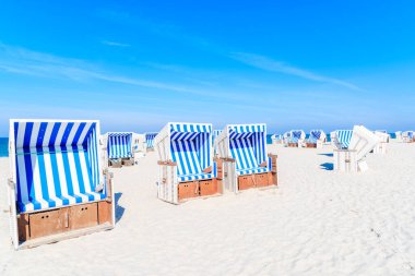 Kampen Köyü, Sylt Adası, Almanya 'daki kumlu sahilde hasır sandalyeler.