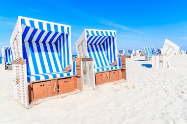 Kampen Köyü, Sylt Adası, Almanya 'daki kumlu sahilde hasır sandalyeler.