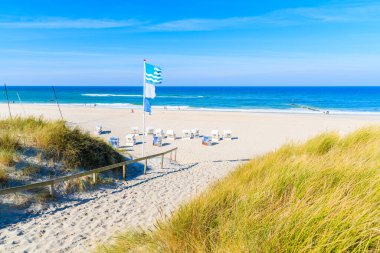 Kampen Sahili, Sylt Adası, Kuzey Denizi, Almanya 'daki çimen kum tepeleri arasında giriş