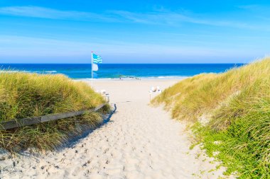 Kampen Sahili, Sylt Adası, Kuzey Denizi, Almanya 'daki çimen kum tepeleri arasında giriş