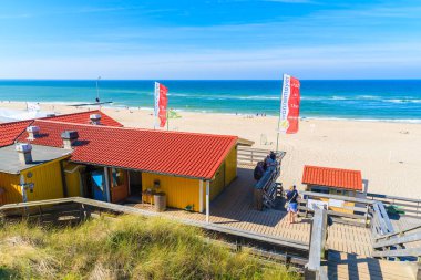 SYLT Adaları, Almanya - 10 SEP 2016: Sylt Adası, Kuzey Denizi, Almanya 'daki Wenningstedt kasabasındaki sahil restoranının manzarası.