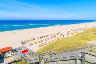 Güneşli yaz gününde Wenningsted 'deki kumsala giden adımlar Kuzey Denizi, Almanya