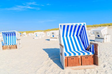 Beyaz kum Kampen plajındaki hasır sandalyeler, Sylt Adası, Kuzey Denizi, Almanya