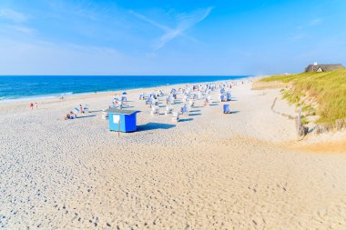 Beyaz kum Kampen plajındaki hasır sandalyeler, Sylt Adası, Kuzey Denizi, Almanya